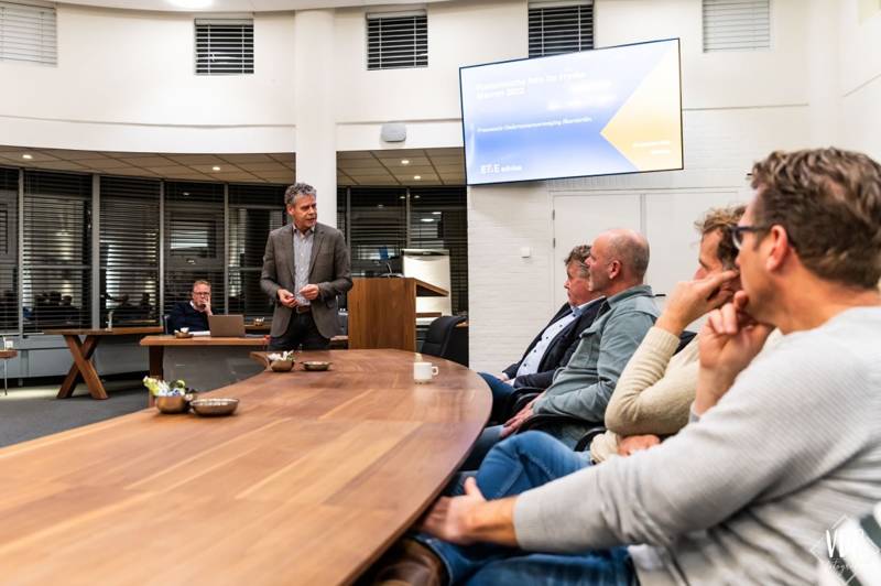 Avond in gemeentehuis met presentatie van Bas Doets.